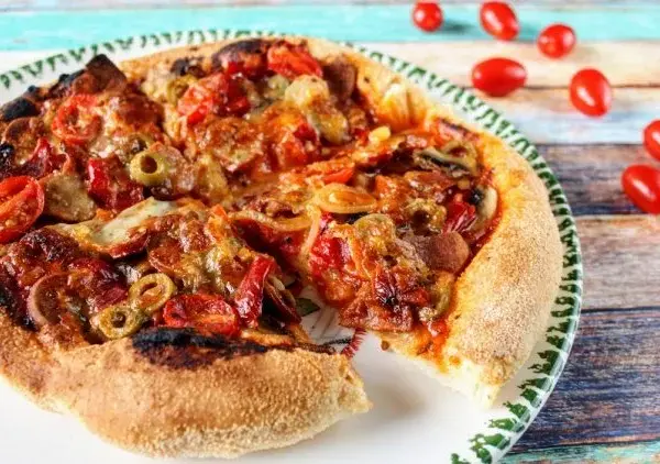 Ciasto na pizzę: Ile rośnie? Od 1h do 3 dni sekret idealnej pizzy