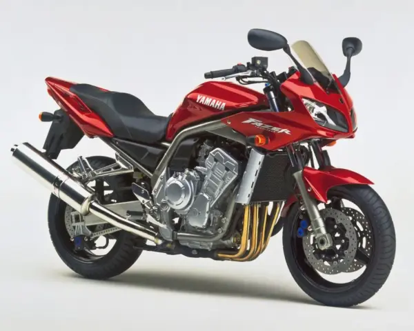 Czerwony motocykl Yamaha Fazer 1000, z widocznym silnikiem i wydechem. Choć piękny, warto pamiętać o jego potencjalnych wadach.