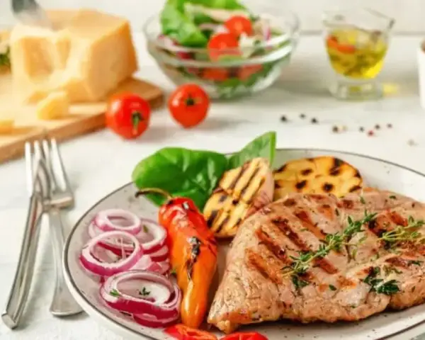 Grillowany stek z warzywami i serem, idealny na dietę keto jadłospis. Pyszne i sycące danie.