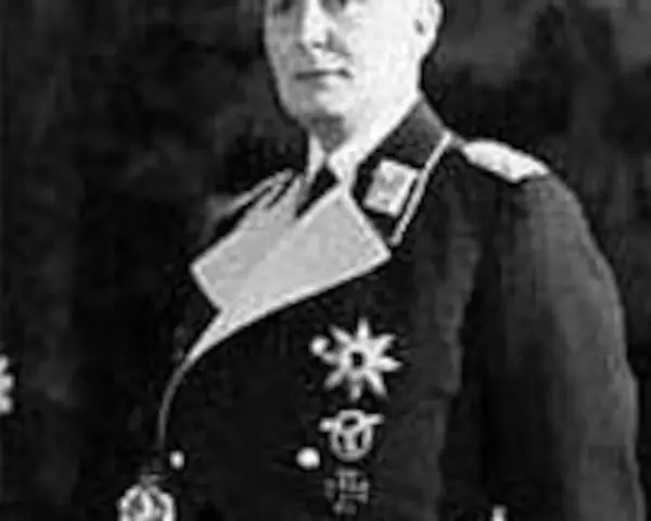 Portrait en noir et blanc d'un homme en uniforme militaire, portant des décorations. Il s'agit de la dernière photo connue de Göring avant sa mort.