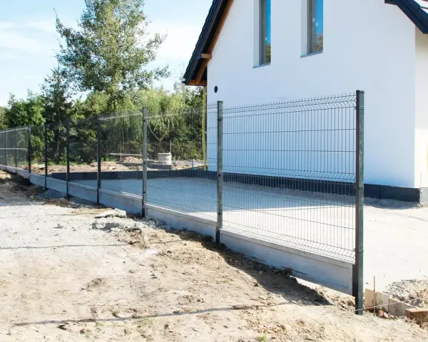 Nowe ogrodzenie panelowe przy nowoczesnym domu. Sprawdź ceny ogrodzeń i wybierz najlepsze dla siebie.