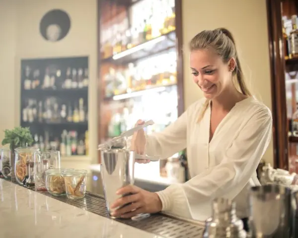 Jak zostać barmanem w Polsce? Przewodnik po karierze i zarobkach
