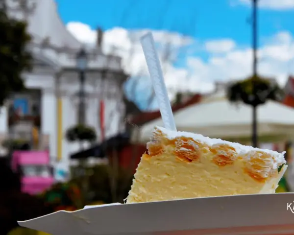 Wadowice: Gdzie zjeść? Najlepsze kremówki, obiady i pizza!