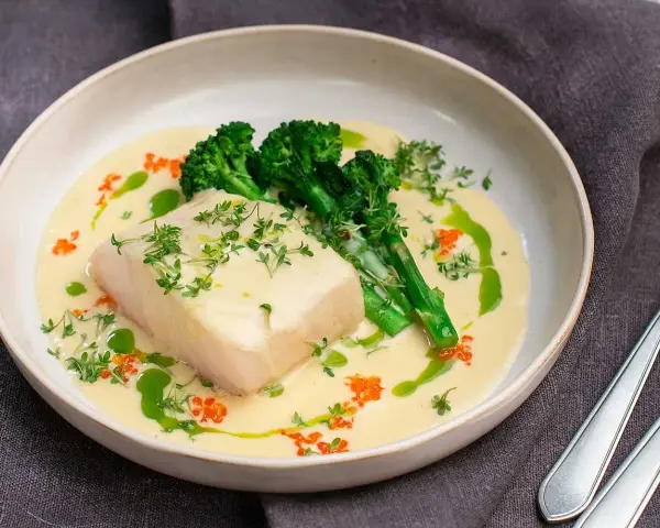 En perfekt torskrygg recept med krämig sås, broccoli och rom.