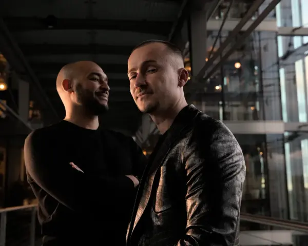 Zwei Männer posieren für ein Foto, das die Stimmung ihres neuen ep music Tracks einfängt.