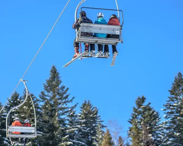 Czapka narciarska: Pod kask czy na apres-ski? Wybierz mądrze!