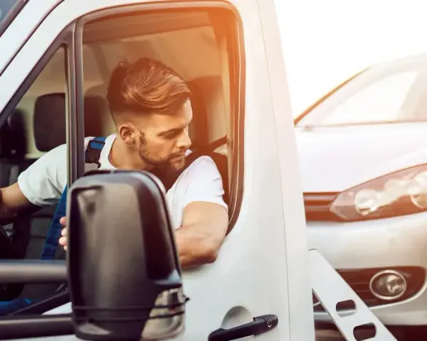 Abschleppdienst holt ein defektes Auto ab. Ihr PKW hat einen Defekt und ist nicht mehr fahrbereit.
