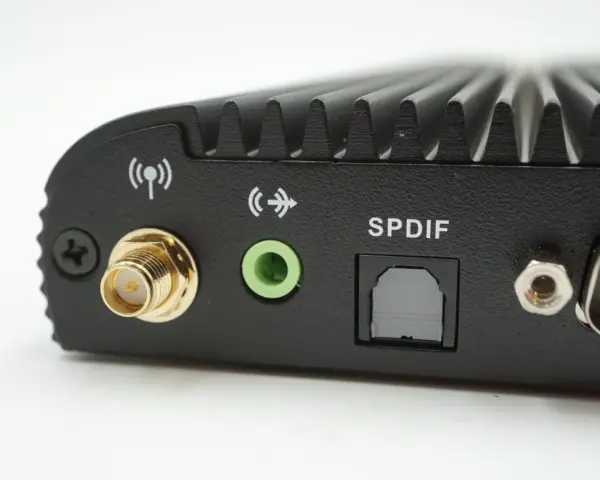 Widok z tyłu urządzenia z portami: wejście spdif, zielone gniazdo audio, złącze antenowe i inne.