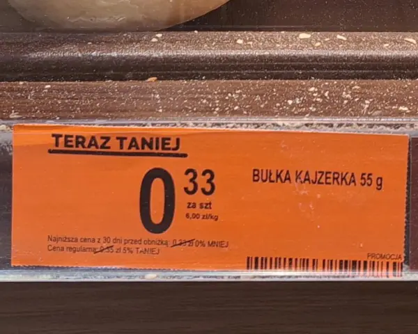 Bułka kajzerka 55g w promocji za 0,33 zł. Idealna na śniadanie, ma około 150 kcal.