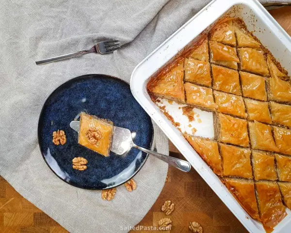 Pyszna baklava z orzechami, idealna na deser. Ten przepis na baklavę zachwyci każdego!