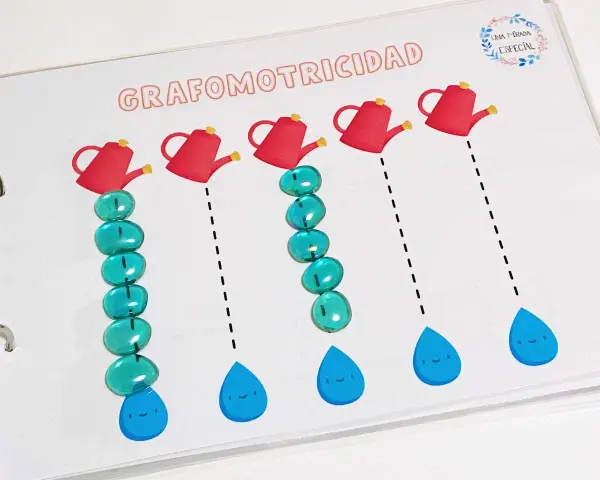Actividad de grafomotricidad divertida: regaderas rojas vierten gotas de agua con caritas sonrientes. ¡Aprender a trazar líneas es un juego!