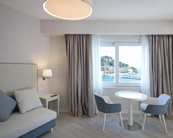 Pavimenti chiari e luminosi, perfetti per idee pavimenti casa al mare. Camera con vista, divano, tavolino e sedie moderne.