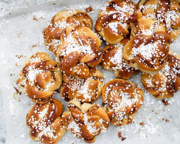 En hög med nybakade bullar med mandelmassa, toppade med pärlsocker. Perfekt för fikat!
