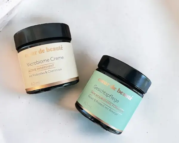 Zwei Tiegel "coeur de beauté" Microbiome Creme und Gesichtspflege mit probiotischer Hautpflege.
