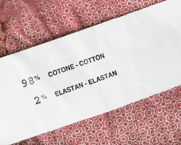 Etiqueta de tela: 98% algodón, 2% elastano. El elastano aporta elasticidad y comodidad a la prenda.