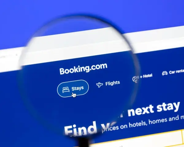 Szukaj najlepszych zniżek na booking.com, aby znaleźć idealny nocleg. Powiększenie ukazuje stronę główną serwisu z opcjami rezerwacji.