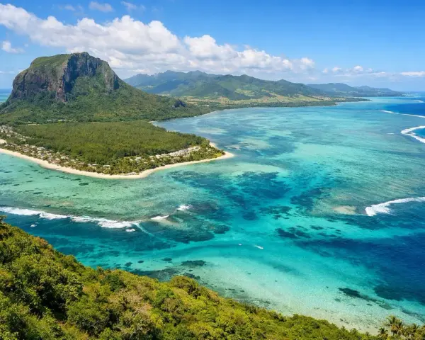 Widok na Le Morne Brabant, Mauritius. Zielone wzgórza, turkusowa laguna i białe fale – to wszystko, co musisz zobaczyć na Mauritiusie.