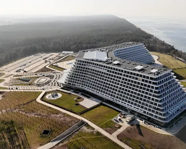Nowoczesny hotel Gołębiewski w Pobierowie, zlokalizowany przy lesie i morzu, z widokiem na plażę.