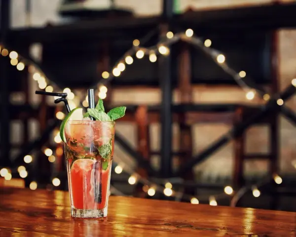 Orzeźwiający drink na drewnianym blacie, idealny na wieczór kawalerski.