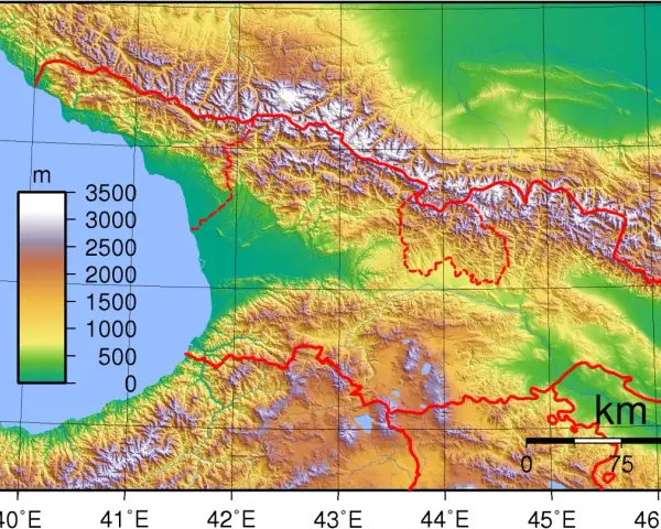 Mapa topograficzna Gruzji, ukazująca góry Kaukazu i wybrzeże Morza Czarnego. Kolory odzwierciedlają wysokość, od zieleni (niskie tereny) po biel (wysokie szczyty). Gruzja kontynent.