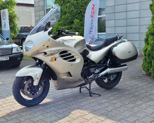 Złoty motocykl Triumph Trophy 1200, gotowy do podróży. Dane techniczne tego klasyka są imponujące.