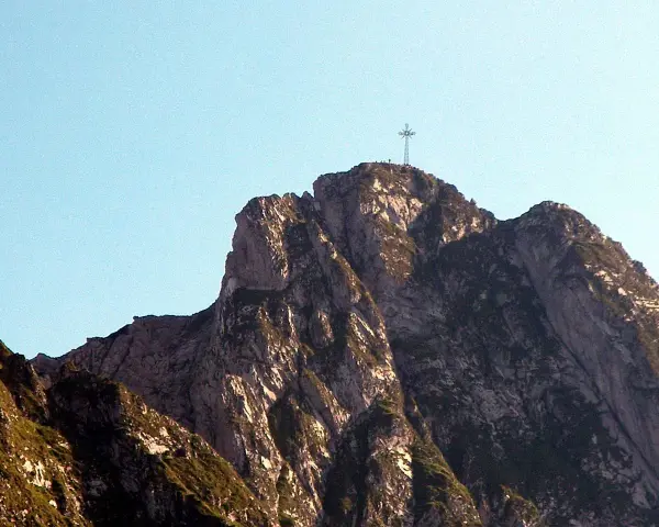 Kto postawił krzyż na Giewoncie? Monumentalny krzyż góruje nad skalistym szczytem Tatr, symbolizując ludzką wytrwałość.