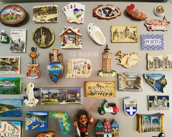 Lodówka pełna magnesów z podróży: co przywieźć z Wilna? Znajdziesz tu m.in. Pragę, Porto, Islandię, Włochy, a nawet Florida.