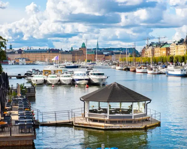 Widok na port w Sztokholmie, z łodziami i budynkami w tle. To jedno z szwecja najpiękniejsze miejsca.