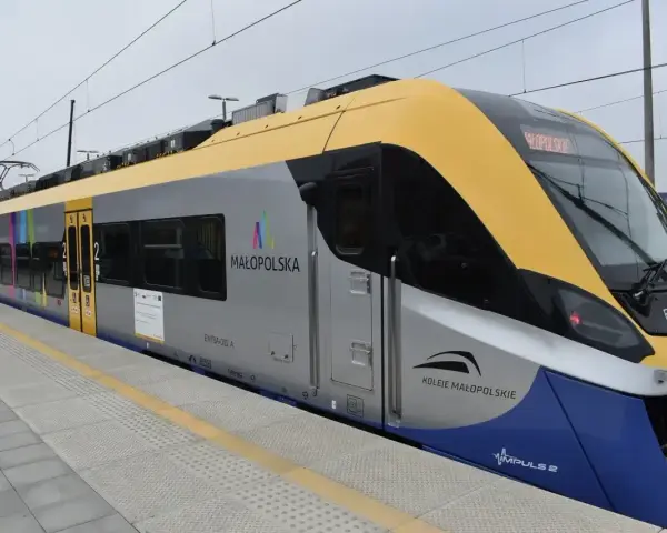 Nowoczesny pociąg Kolei Małopolskich na stacji. Sprawdź rozkład jazdy PKP Kraków-Oświęcim przez Skawinę.
