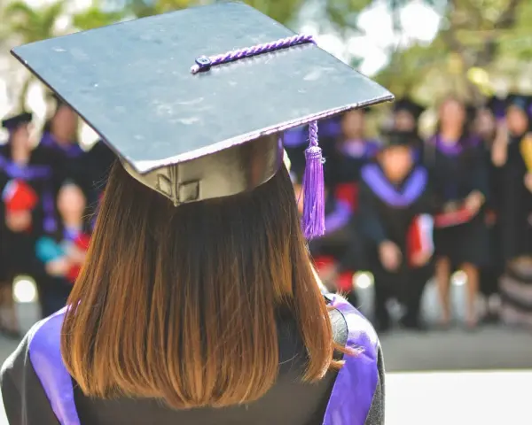 Laurea in fisica, ma il futuro è incerto. Un gruppo di laureati in fisica disoccupati attende il proprio destino dopo la cerimonia.
