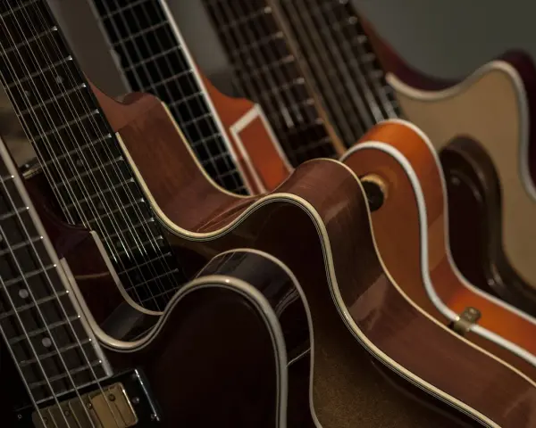 Rzędy gitar, ich szyjki i pudła rezonansowe. Idealne do nauki gry na gitarze, gdzie tabulatura gitarowa oznaczenia pomagają w odczytywaniu nut.