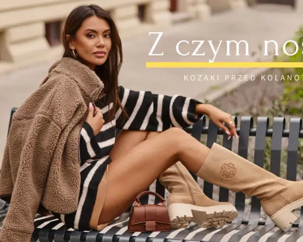 Kobieta w beżowych kozakach przed kolano, w stylizacji z kamizelką i sukienką w paski, pokazuje, z czym nosić kozaki przed kolano.