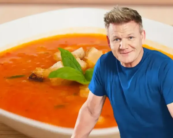 Gordon Ramsay z talerzem zupy pomidorowej. Zastanawiasz się, jakie przyprawy do zupy pomidorowej? Bazylia i grzanki dodają smaku.