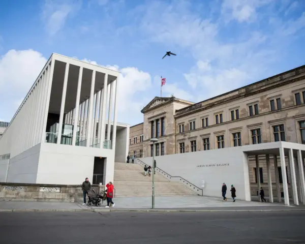 Nowoczesna architektura James-Simon-Galerie obok klasycznego budynku, który jest częścią Muzeum Pergamońskiego.