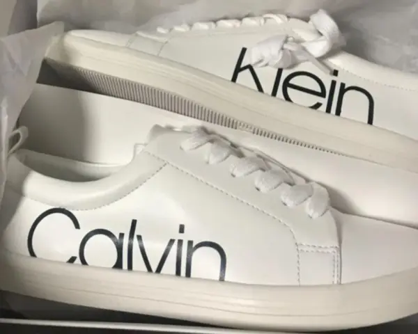 Stylowe, białe calvin klein sneakersy damskie z dużym logo. Idealne do codziennych stylizacji.