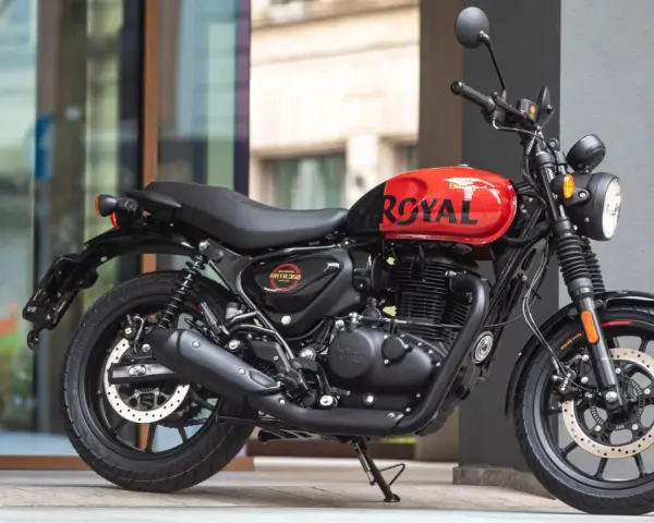 Royal Enfield Hunter 350, pronta a sfrecciare. La sua velocità massima è un invito all'avventura urbana.