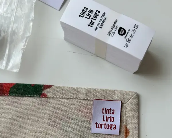 Etiquetas de lino textil para "Tinta Lirio Tortuga", 90% algodón, 10% lino, hechas en España.
