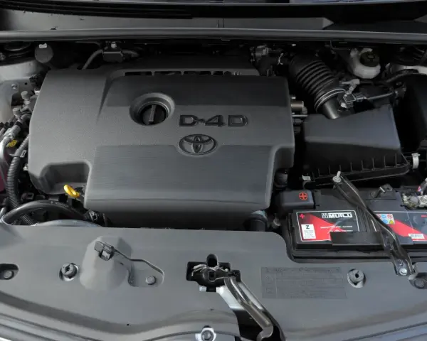 Silnik D-4D w Toyocie Corolla Verso. Widoczny akumulator i elementy układu dolotowego.