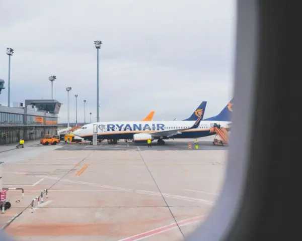 Samoloty Ryanair na płycie lotniska. Zastanawiasz się, ile alkoholu można przewieźć samolotem Ryanair?
