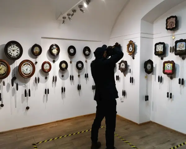 Odwiedzający dokumentuje bogactwo kolekcji największego muzeum zegarów w Polsce, gdzie wiszą dziesiątki zabytkowych czasomierzy.