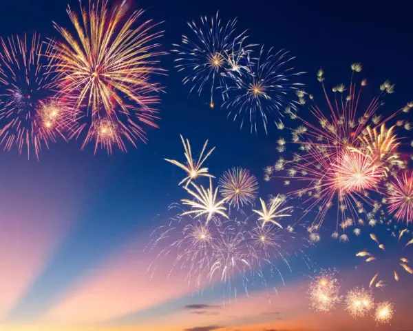 Feuerwerk erhellt den Nachthimmel, ein Symbol für die **Bedeutung von Silvester** und den Beginn eines neuen Jahres.