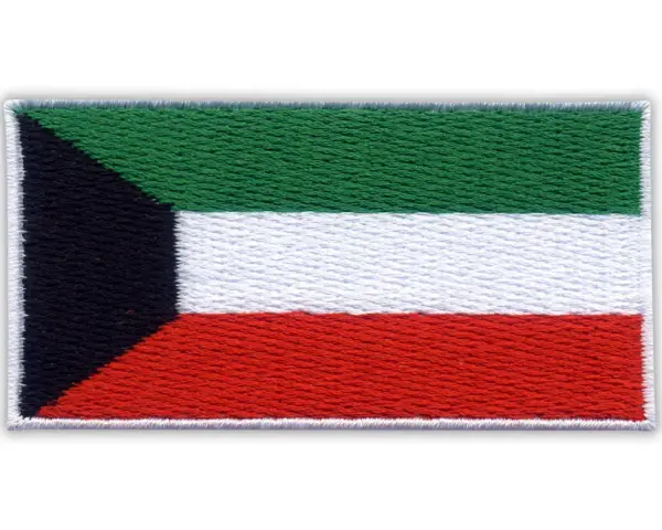 Naszywka z flagą Kuwejtu: zielony, biały i czerwony pas poziomo, czarny trójkąt po lewej.