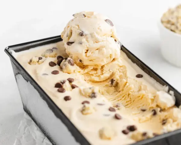 Cremiges Cookie Dough Eis mit Schokoladenstückchen in einer rechteckigen Form.