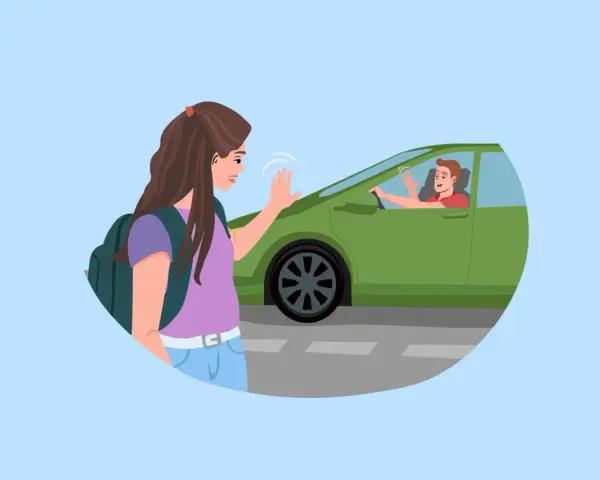 Una chica con mochila se despide con la mano, diciendo "chao en francés", a un chico en un coche verde.