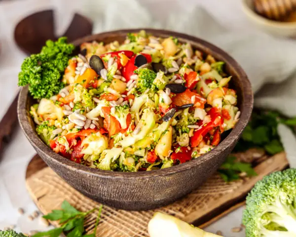 Frischer Brokkolisalat mit Paprika, Kichererbsen und Kernen, zubereitet im Thermomix.