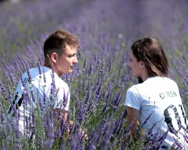 Jak flirtować na pierwszej randce, aby uniknąć niezręczności i zbudować więź