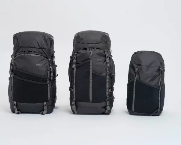 Trois sacs à dos noirs de tailles différentes, parfaits pour toutes vos aventures. Le plus grand est idéal pour les longs voyages, le moyen pour les excursions d'une journée, et le plus petit pour les sorties rapides.