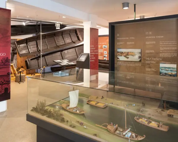 W muzeum Wisły zobaczysz modele łodzi i wystawy o historii transportu rzecznego.