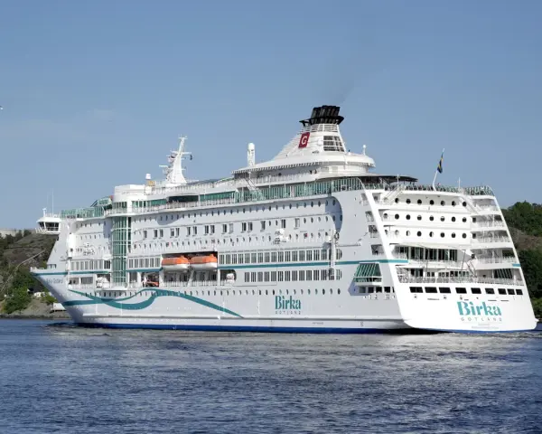 Duży biały prom "Birka Gotland" płynie po wodzie. To idealny środek transportu na podróż z Polski na Gotlandię.