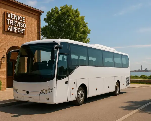 Autobus przed budynkiem lotniska Treviso. Idealny sposób, jak dojechać z lotniska Treviso do Wenecji, z widokiem na miasto w oddali.